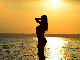 LA MUJER EN LA MAR