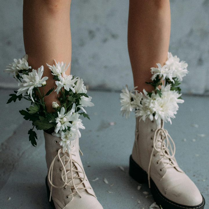 analisis detallado de los botines con cordones anna field idescubre el estilo que marcara tendencia esta temporada
