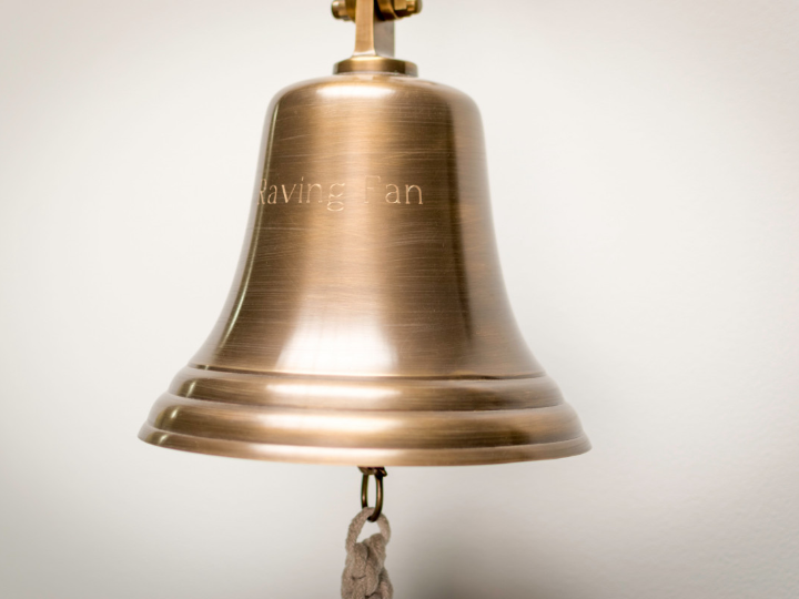 campana de mano latonada campanilla de mano metalica dorada