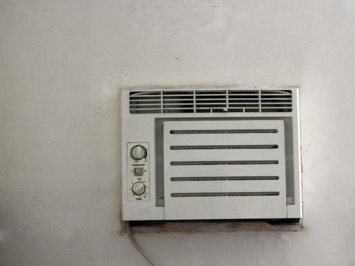 can you plug an air conditioner into a power strip