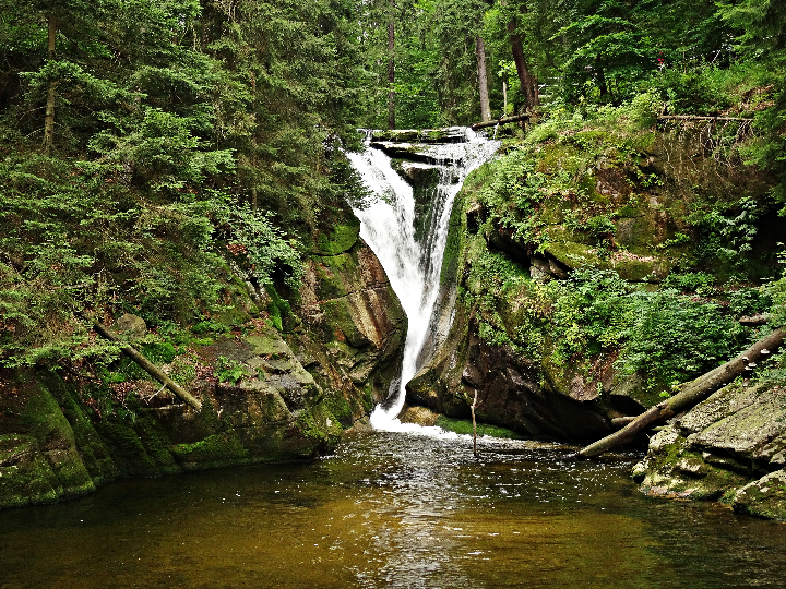cascada del gualton en carracedo de compludo en invierno