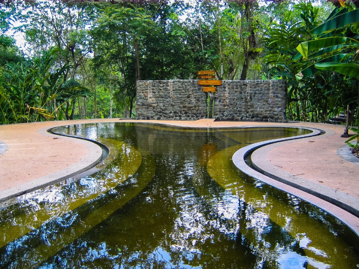 como calentar su piscina y mantenerla caliente guia asequible