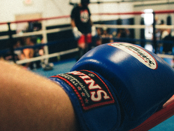 con cuantas onzas pelean los boxeadores profesionales descubre todo sobre el peso de los guantes