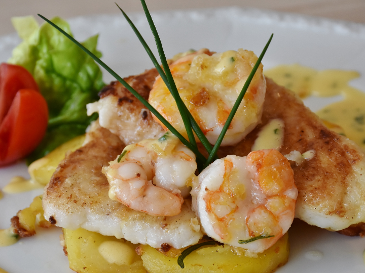 deliciosas brochetas de mariscos y pescados a la parrilla