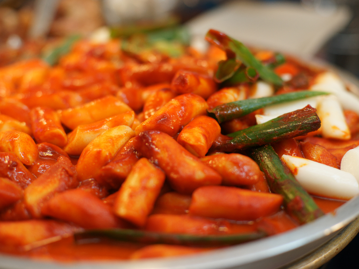 descubre por que el tteokkbokki coreano es un exito en la gastronomia internacional