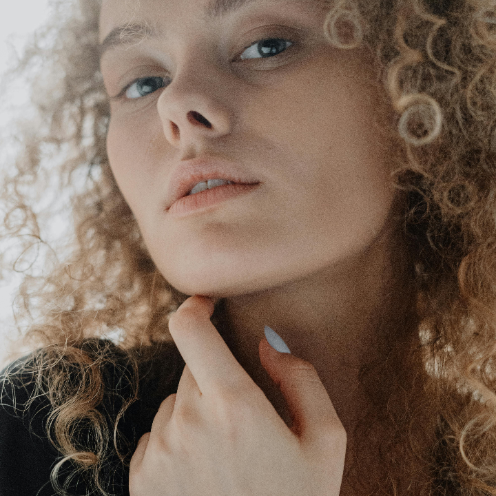 pomulos altos redefiniendo la belleza facial con un rostro esculpido y juvenil