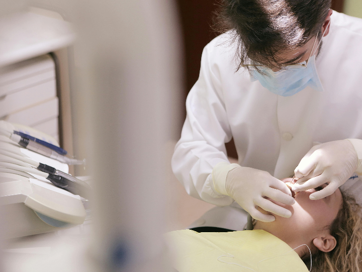 retenedor dental fijo desprendido